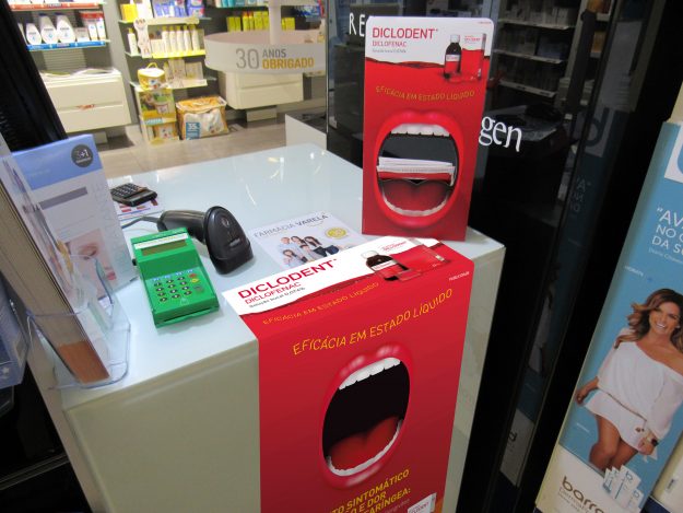 diclodent-cartaz-balcao-e-porta-flyer